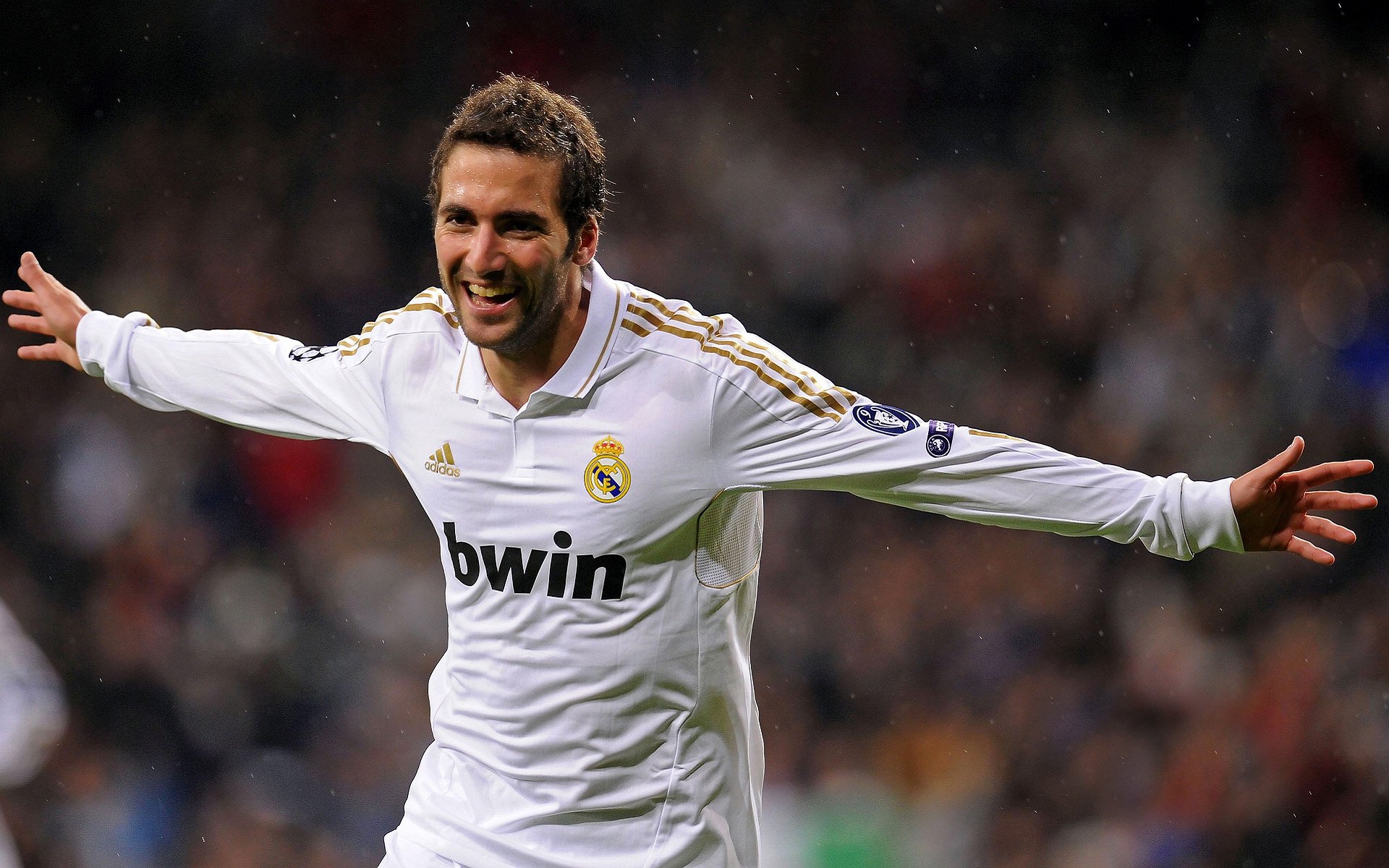 中超“鲁闽对决”山东泰山主场3比0轻取福建联合，积极备战争冠